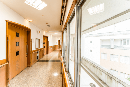 日差しが眩しい廊下