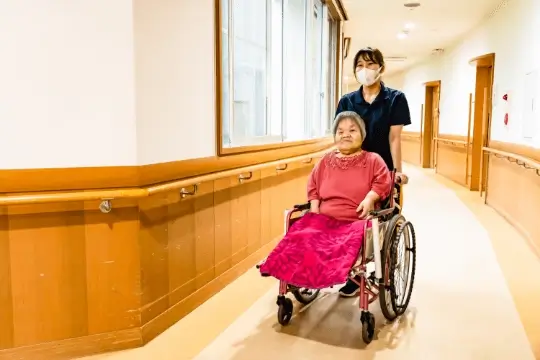 車椅子の利用者様とスタッフ