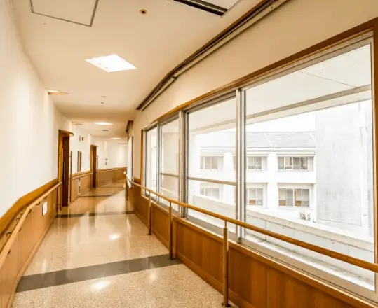 テーブルで談笑する利用者